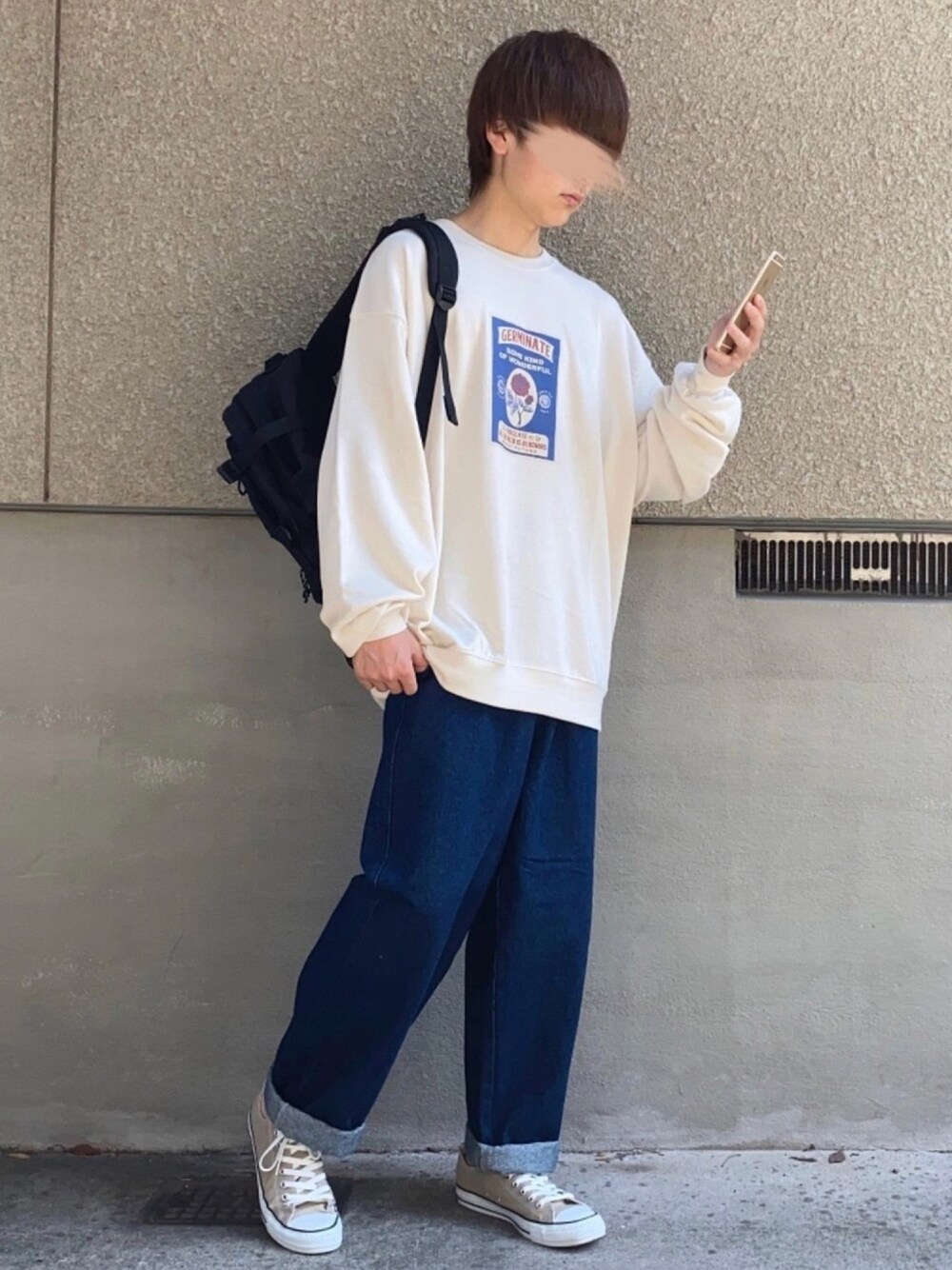 ホワイト系のTシャツ/カットソー、ブルー系のデニムパンツ、ブラック系のバックパック/リュックを着用したメンズの秋コーディネートの1枚目の写真