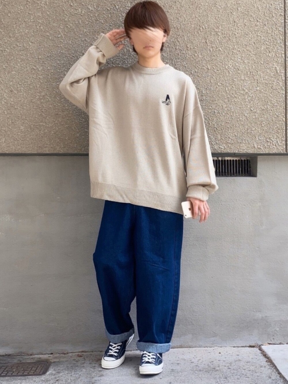 ベージュ系のニット/セーター、ブルー系のデニムパンツ、ブラック系のシューズを着用したメンズの秋コーディネートの1枚目の写真