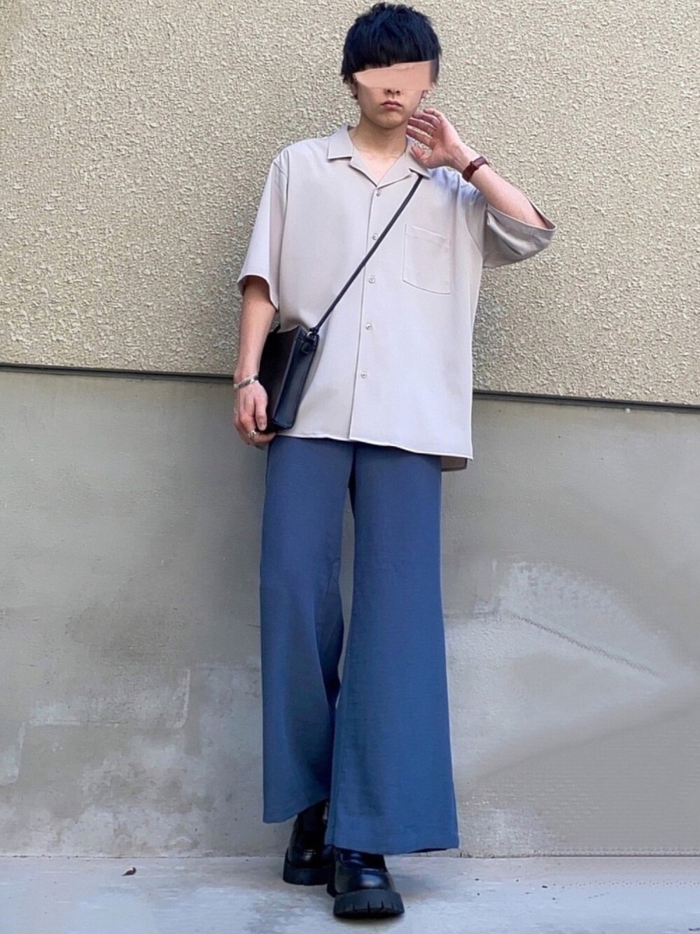 グレー系のシャツ/ブラウス、ブルー系のパンツ、ブラック系のショルダーバッグを着用したメンズの夏コーディネートの1枚目の写真