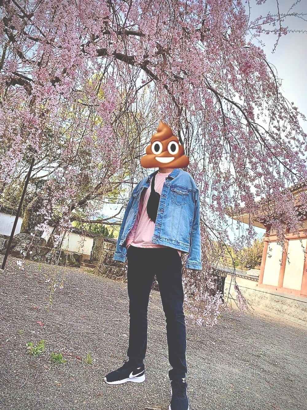 ブラック系のデニムパンツ、ブルー系のデニムジャケット、ピンク系のTシャツ/カットソーを着用したメンズの春コーディネートの1枚目の写真