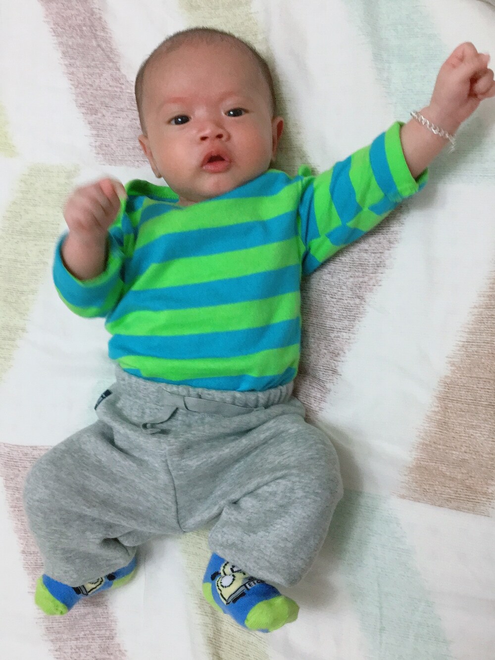 その他のママ＆ベビー、シルバー系のママ＆ベビーを着用したキッズの春コーディネートの1枚目の写真