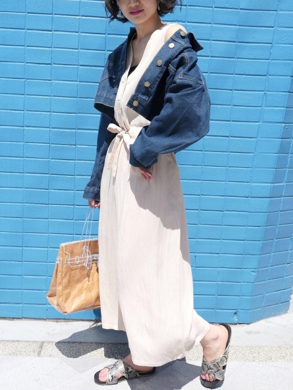 「オールインワン、デニムジャケット、ラクチンコーデ、Gジャン、大人カジュアル、春夏コーデ、女子コーデ」｜「CORNERSのノースリオールインワン（つなぎ/オールインワン、ベージュ系）」を使った、あかねさん（レディース・164cm）の春コーディネートの1枚目の写真