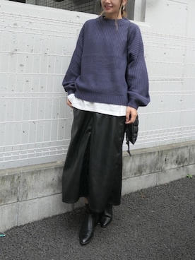 「パープル×黒」｜「アイテム（音楽/本・雑誌）」を使った、あかねさん（レディース・164cm）の秋コーディネート