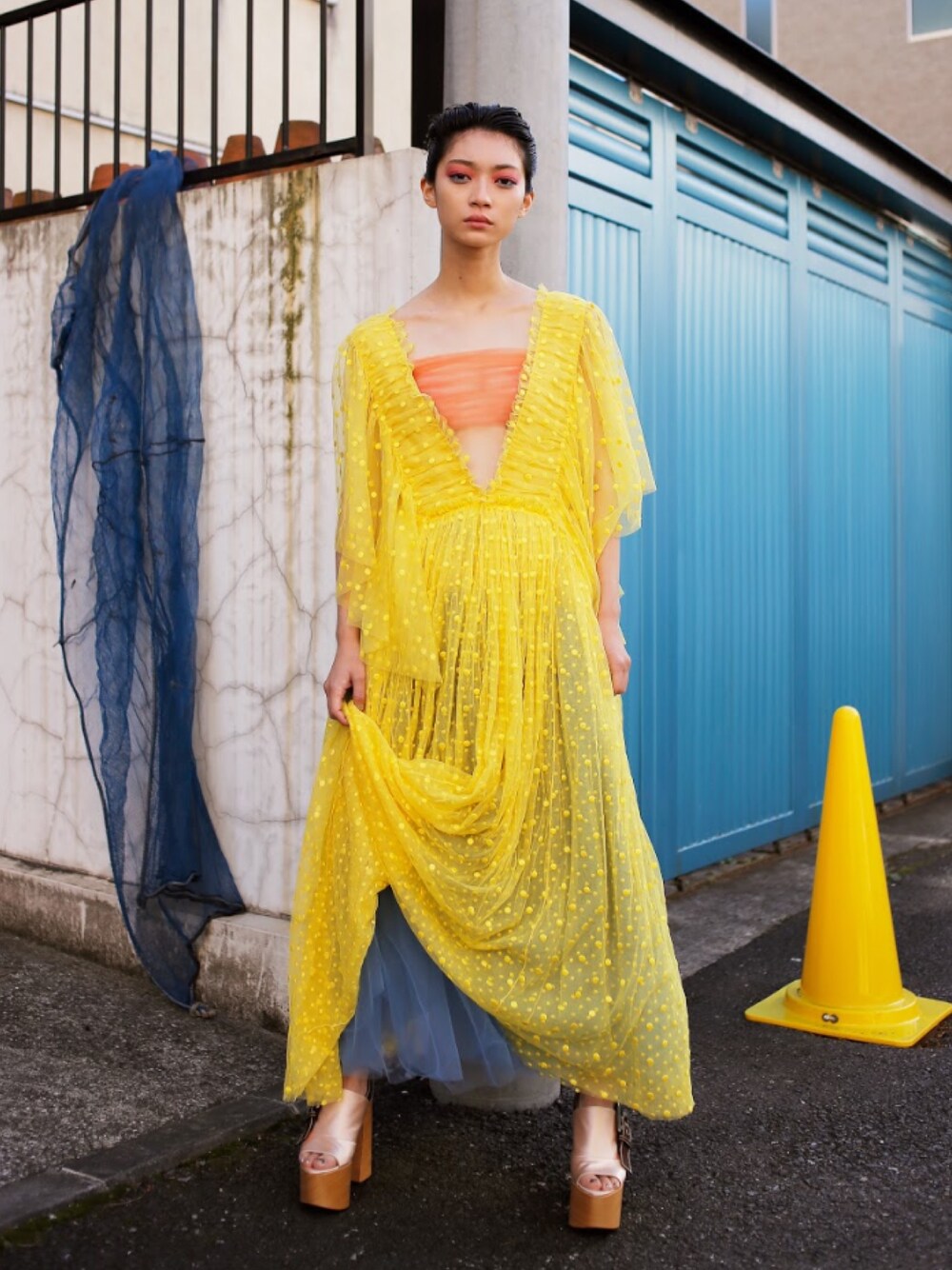 「ROCHASのアイテム（ワンピース、イエロー系）」を使った、Droptokyoさん（レディース・165cm）の冬コーディネートの1枚目の写真