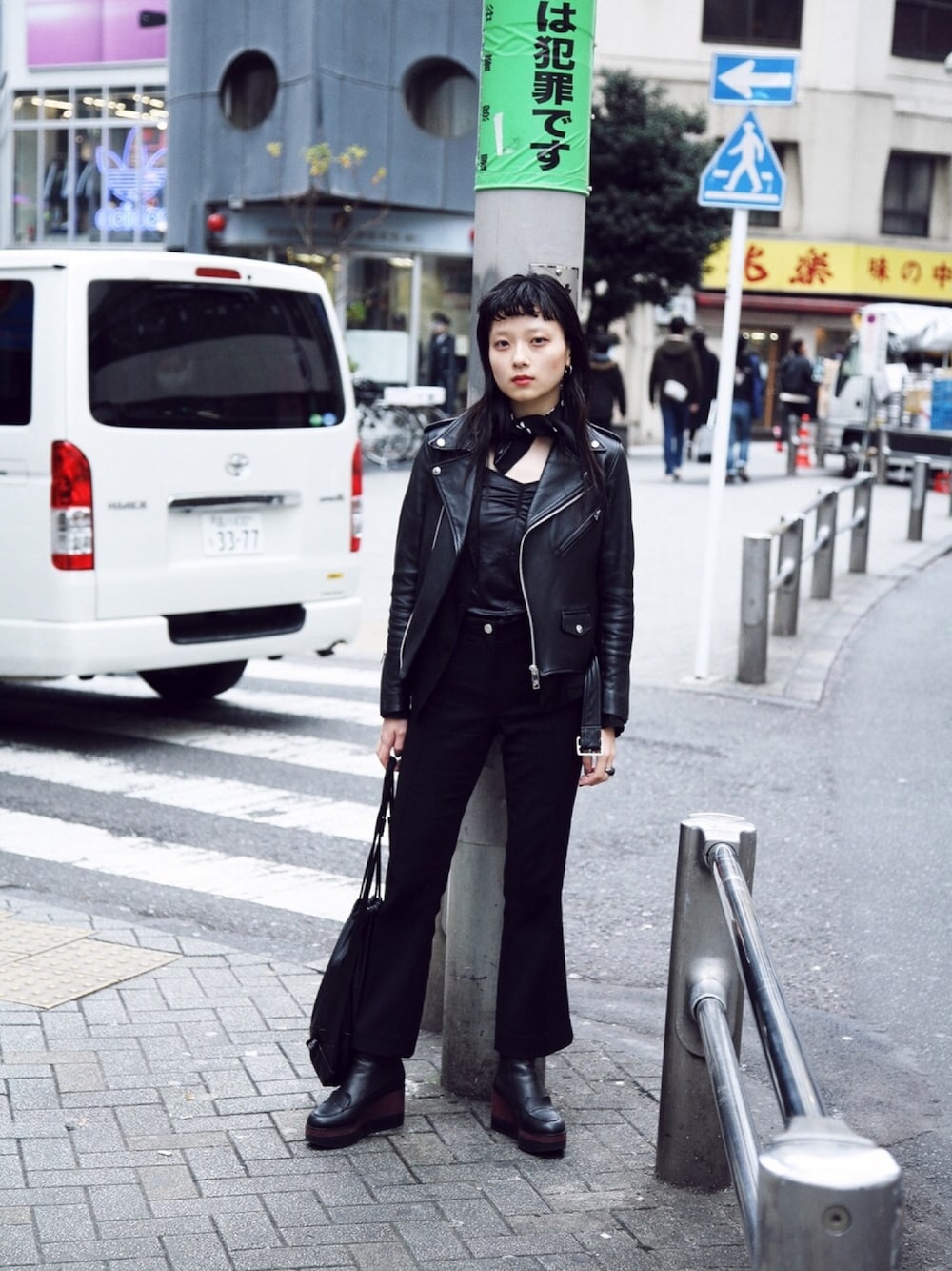 「streetstyle、TOKYO、JOHN LAWRENCE SULLIVAN、HELMUT LANG、JILSANDER、JUNYA WATANABE COMME des GARCONS」｜「JOHN LAWRENCE SULLIVANのアイテム（ライダースジャケット、ブラック系）」を使った、Droptokyoさん（レディース・170cm）の冬コーディネートの1枚目の写真