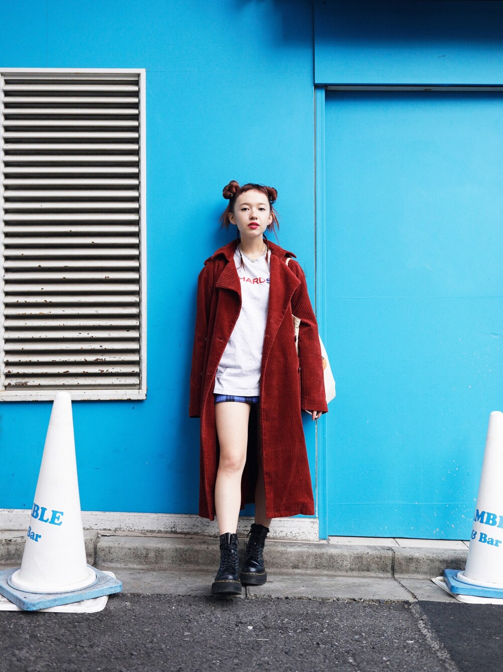 「streetstyle、TOKYO、streetfashion、stussy、Dr.Martens」｜「STUSSYのアイテム（チェスターコート、レッド系）」を使った、Droptokyoさん（レディース・165cm）の冬コーディネートの1枚目の写真