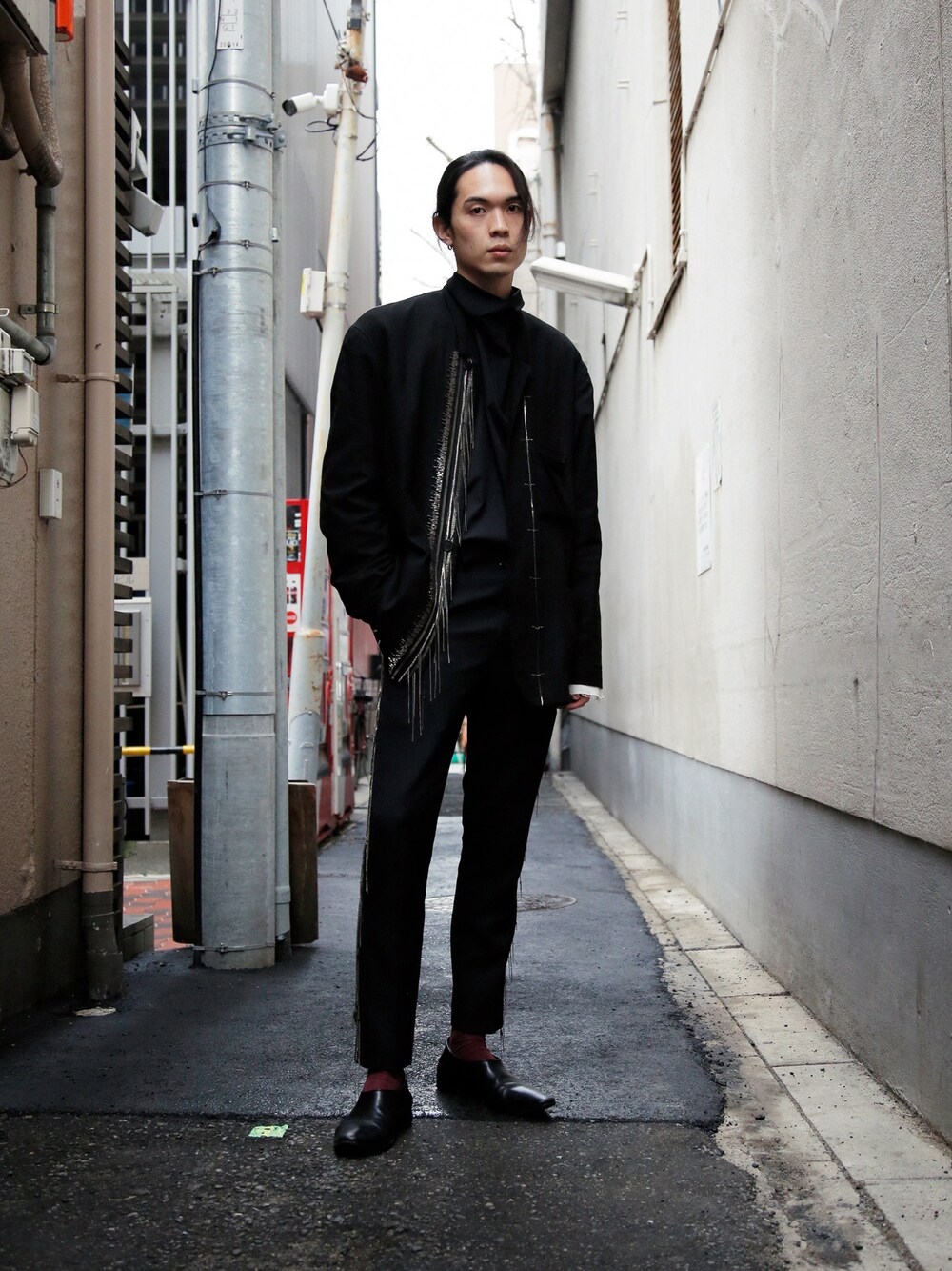 「HAIDER ACKERMANNのアイテム（ジャケット/アウター、ブラック系）」を使った、Droptokyoさん（メンズ・175cm）の春コーディネートの1枚目の写真