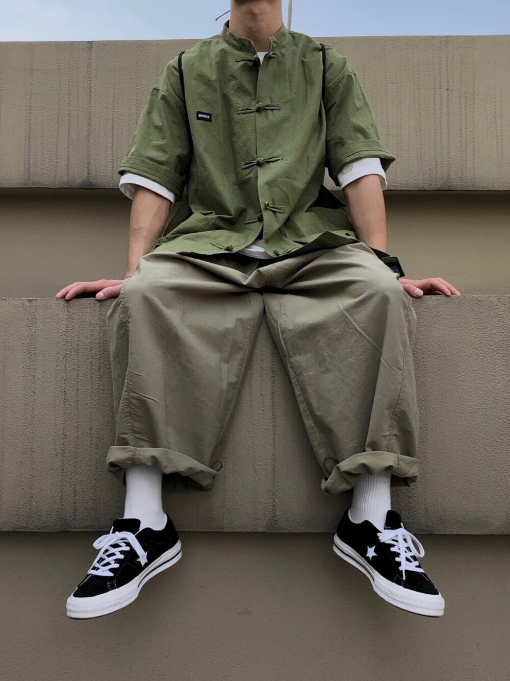 「夏、日系休闲、工装、converse、街头搭配」｜「咬牙切齿集装箱のアイテム（チノパンツ、グリーン系）」を使った、咬牙切齿集装箱さん（メンズ・174cm）の春コーディネートの1枚目の写真