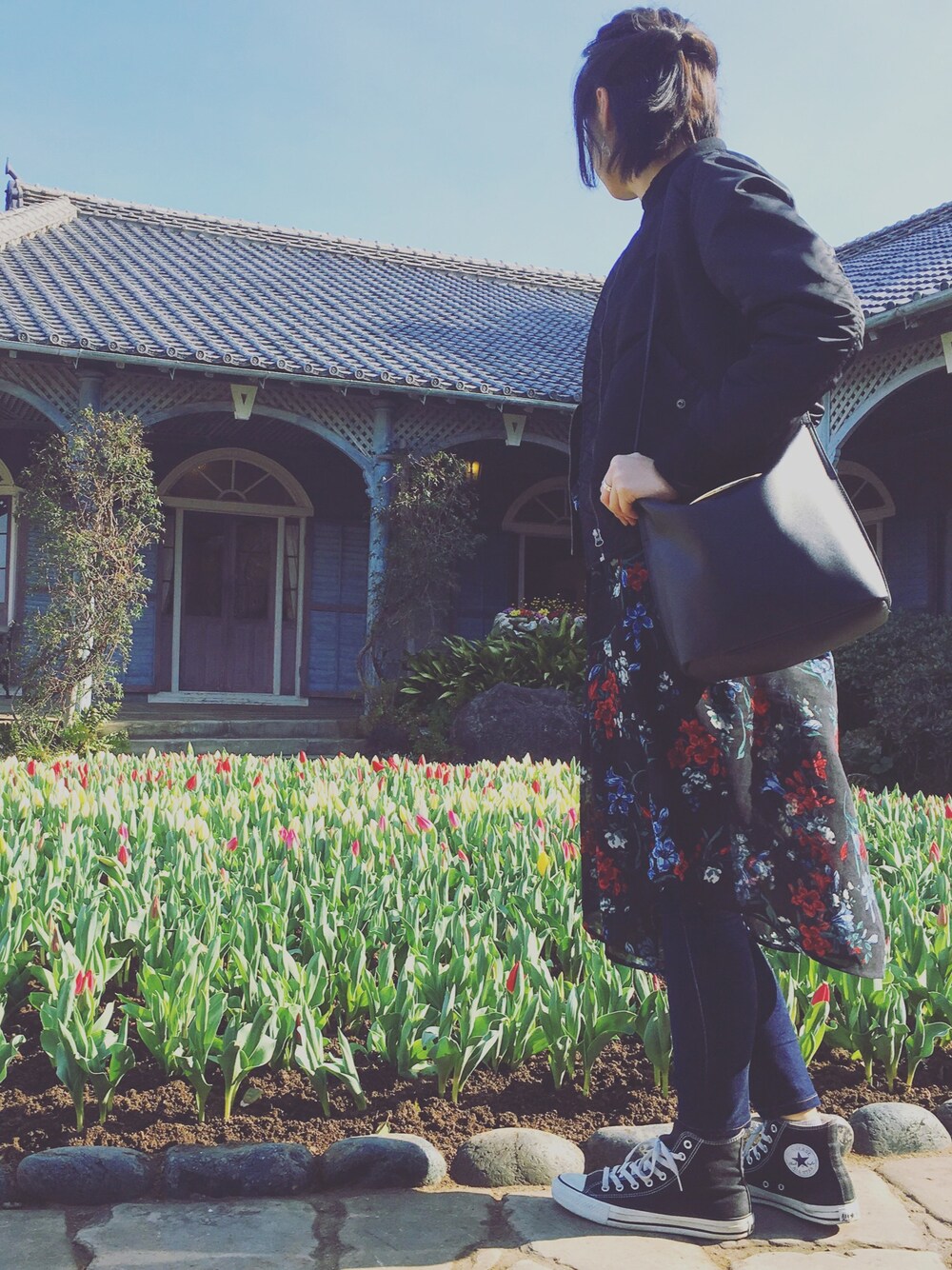 「カジュアル、シンプル、ootd、休日コーデ、花柄、シャツワンピ、スニーカー、JEANASiS、converse」｜「JEANASISのメタルハンドルショルダーミニ/748210（ショルダーバッグ、ブラック系）」を使った、m a y uさん（レディース・172cm）の冬コーディネートの1枚目の写真