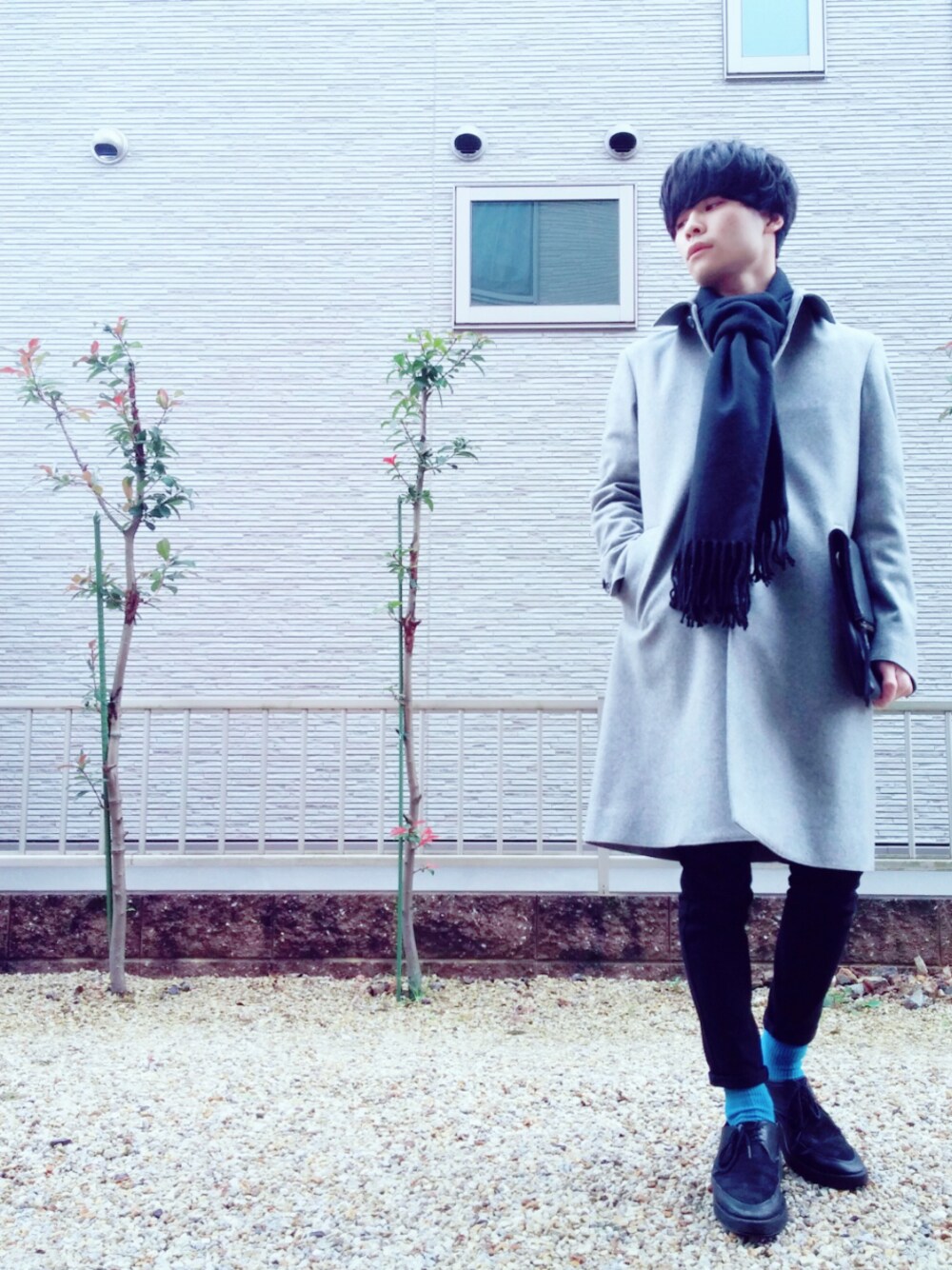 グレー系のステンカラーコート、ブラック系のその他パンツ、ブラック系のシューズを着用したメンズの冬コーディネートの1枚目の写真