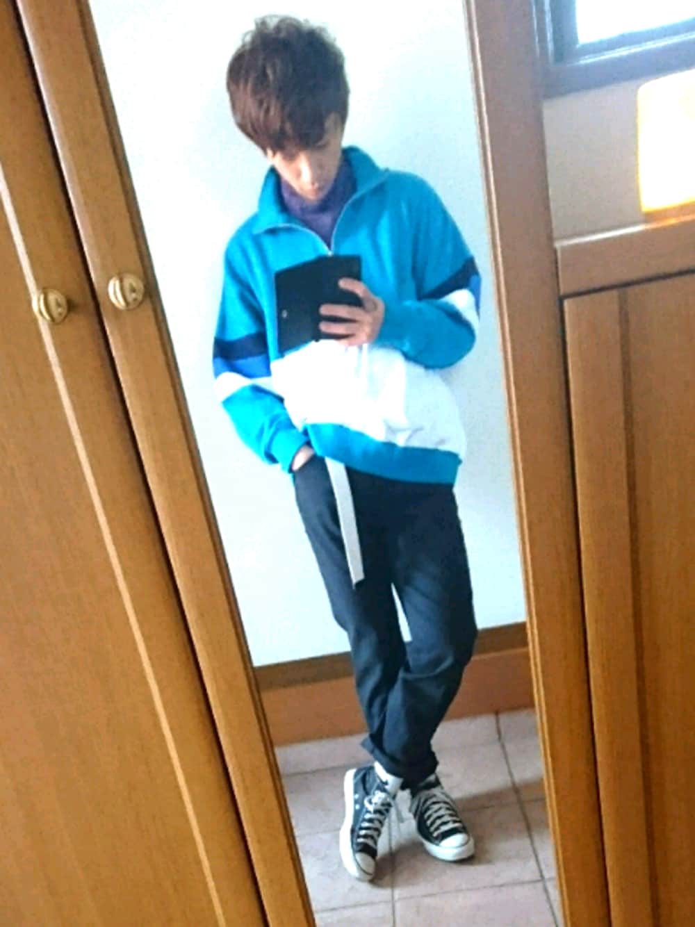 グリーン系のスウェット、パープル系のTシャツ/カットソー、ブラック系のアナログ腕時計を着用したメンズの秋コーディネートの1枚目の写真