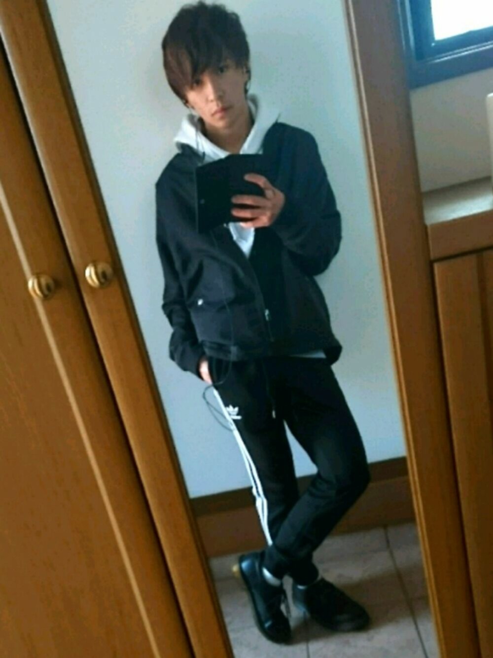 ブラック系のその他パンツ、ブラック系のアナログ腕時計を着用したメンズの秋コーディネートの1枚目の写真