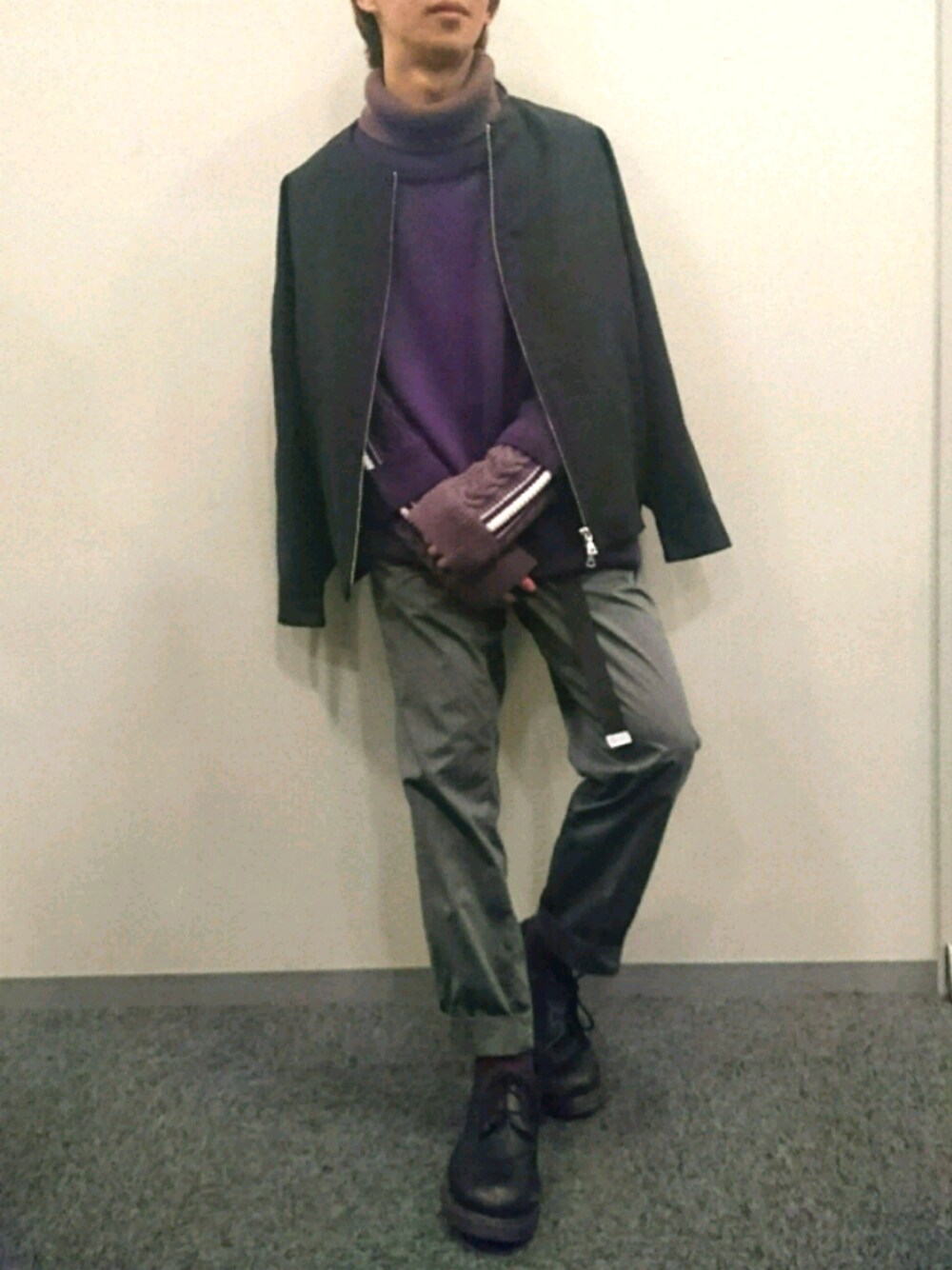 ブラック系のブルゾン、パープル系のニット/セーターを着用したメンズの秋コーディネートの1枚目の写真