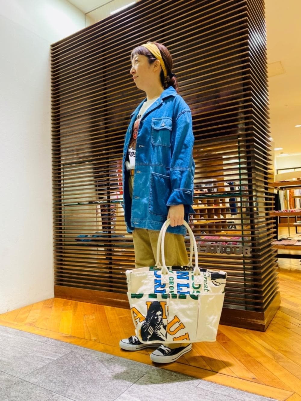 ブルー系のデニムジャケット、ベージュ系のその他パンツ、ホワイト系のTシャツ/カットソーを着用したレディースの夏コーディネートの1枚目の写真