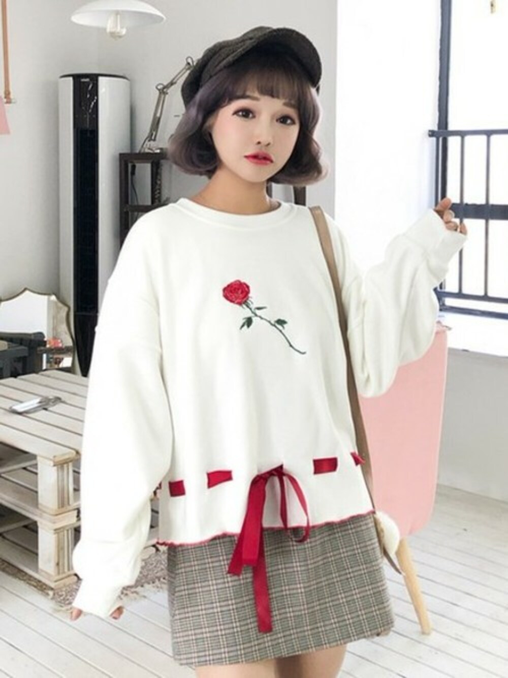 「WEGO、INGNI、earth music&ecology、WC、MAJESTIC LEGON、RETOROGIRL、CECIL McBEE、グレイル、ナイスクラップ、Ank Rouge」｜「--の薔薇 レースリボン プルオーバー（Tシャツ/カットソー、ホワイト系）」を使った、LOUIS LOVERさん（レディース・158cm）の秋コーディネートの1枚目の写真