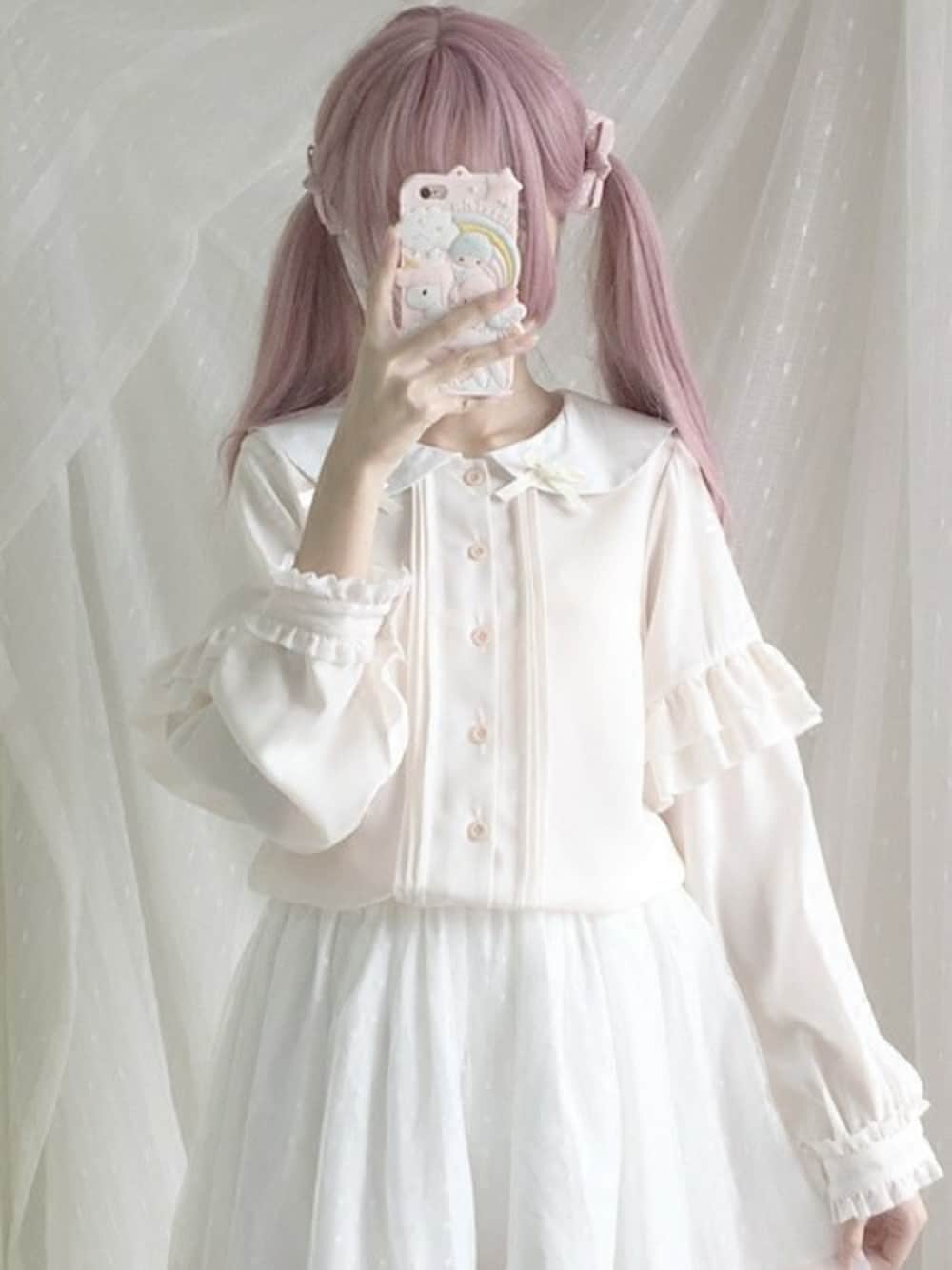 ホワイト系のシャツ/ブラウス、ホワイト系のシャツ/ブラウス、ホワイト系のシャツ/ブラウスを着用したレディースの冬コーディネートの1枚目の写真