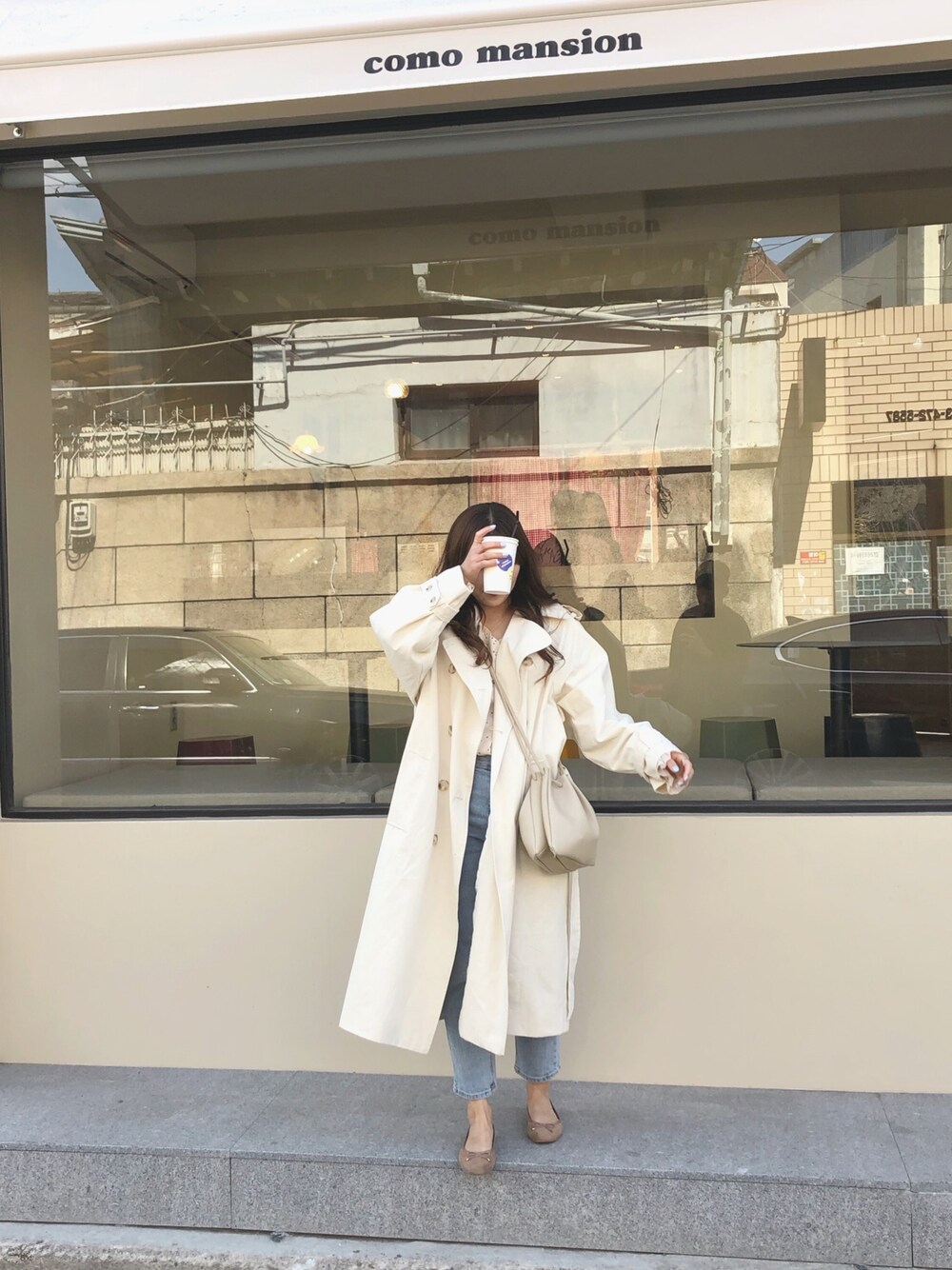 「トレンチコート、トレンチ、アイボリー、韓国ファッション」｜「LUMOIのアイテム（トレンチコート、ホワイト系）」を使った、momocoさん（レディース・151cm）の春コーディネートの1枚目の写真
