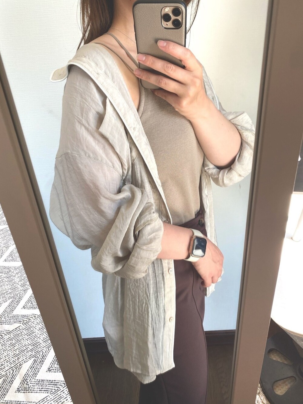 「シアーシャツ、ベージュコーデ、ベージュ、フレアパンツ、カラーパンツ、カップ付きキャミソール、レースアップトップス」｜「しまむらのアイテム（キャミソール、ベージュ系）」を使った、kira*さん（レディース・155cm）の春コーディネートの1枚目の写真