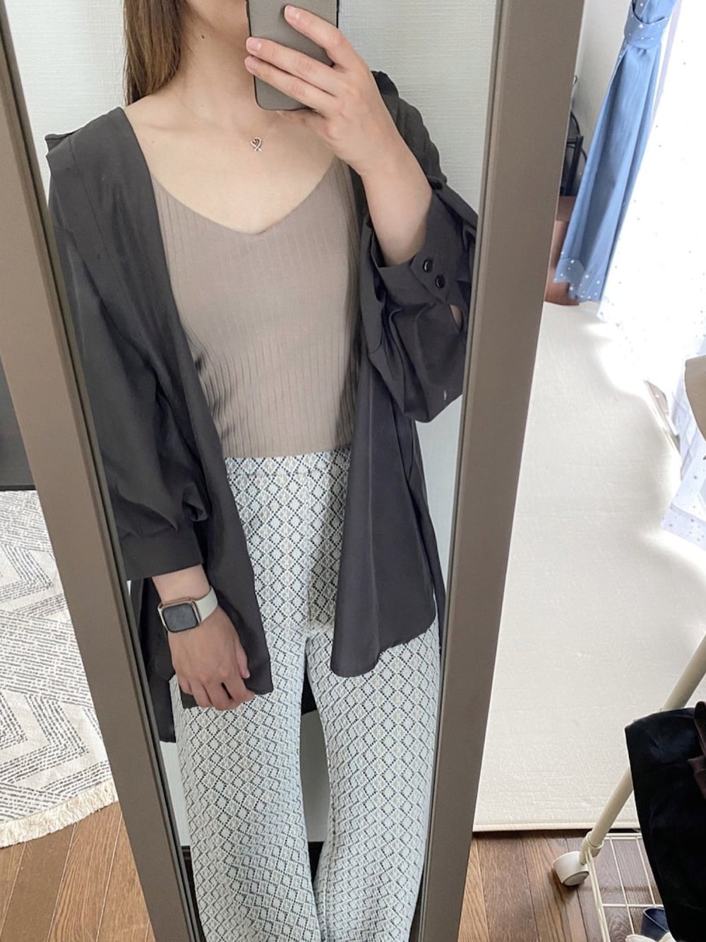 「大人カジュアル、パンツスタイル、低身長コーデ、着回しコーデ、ブラウス、ホワイトパンツ」｜「UNIQLOのワイドリブブラタンクトップ（ブラジャー、ベージュ系）」を使った、kira*さん（レディース・155cm）の夏コーディネートの1枚目の写真