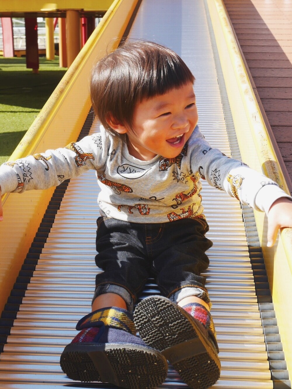 「2歳、男の子、キッズファッション、シンプルコーデ、カジュアルコーデ、秋コーデ、H&M、マーキーズ、しまむら、タイガー」｜「MARKEY'Sのアイテム（デニムパンツ、ブルー系）」を使った、R☺︎さん（キッズ・80cm）の秋コーディネートの1枚目の写真