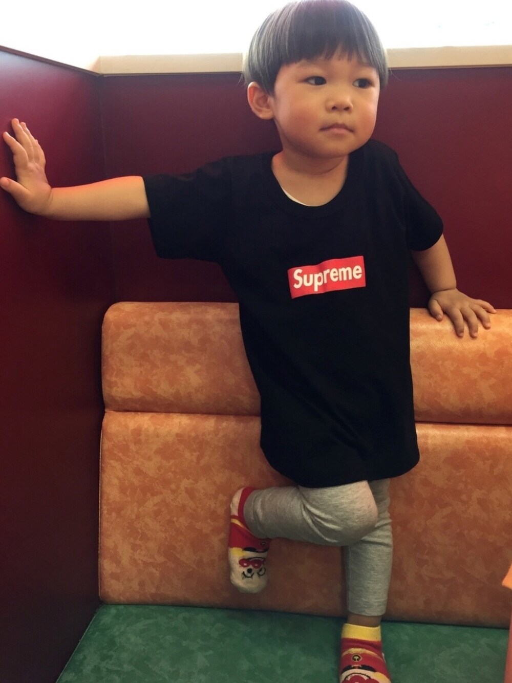 「夏コーデ、シンプルコーデ、男の子コーデ、3歳、supreme」｜「Supreme のアイテム（Tシャツ/カットソー、ブラック系）」を使った、R☺︎さん（キッズ・80cm）の夏コーディネートの1枚目の写真