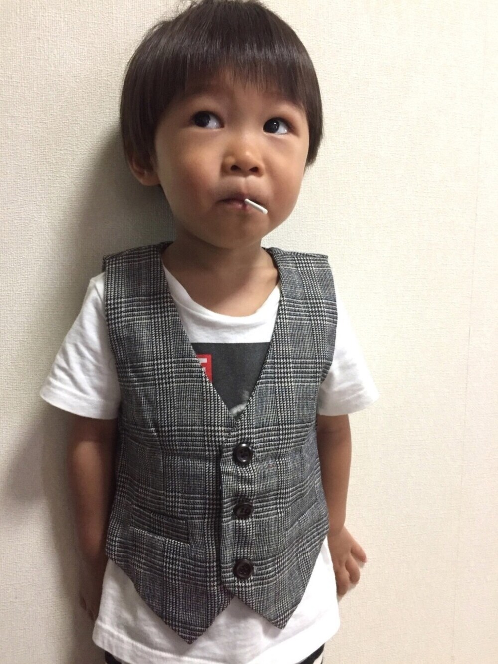 「3歳、男の子、キッズスーツ、スーツベスト、チェック、753、入園式」｜「no brandのアイテム（スーツベスト、グレー系）」を使った、R☺︎さん（キッズ・100cm）の夏コーディネートの1枚目の写真