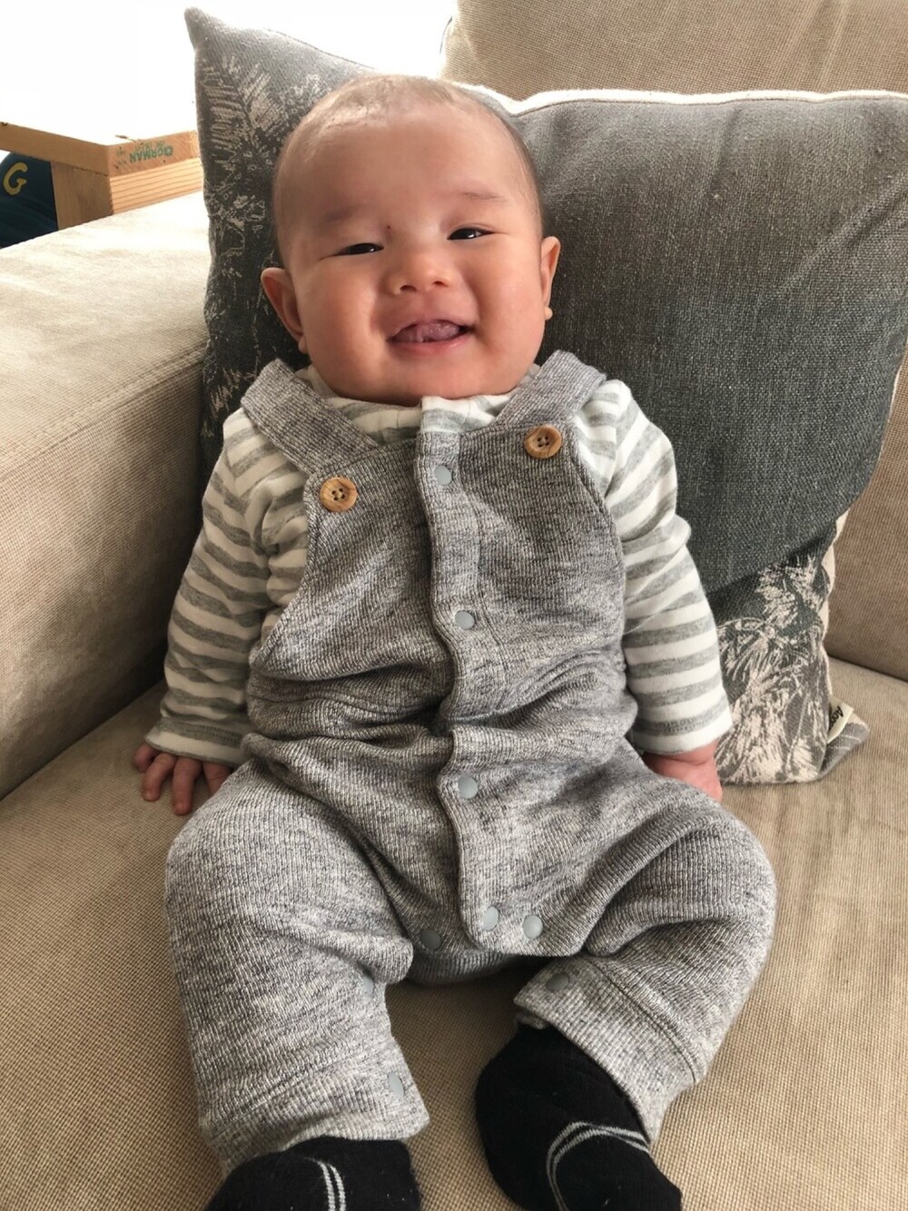 「０歳、２ヶ月、ベビーコーデ、秋のコーデ、UNIQLO、サロペット」｜「UNIQLOのアイテム（オールインワン・サロペット、グレー系）」を使った、R☺︎さん（キッズ・100cm）の秋コーディネートの1枚目の写真