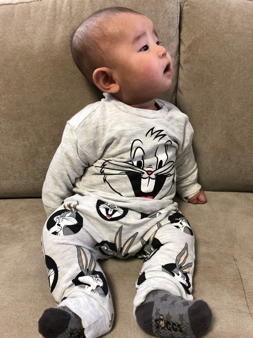 「3カ月、男の子、ベビーコーデ、プチプラ、セットアップ、バックスバニー」｜「H&Mのアイテム（その他パンツ、グレー系）」を使った、R☺︎さん（キッズ・100cm）の秋コーディネートの1枚目の写真