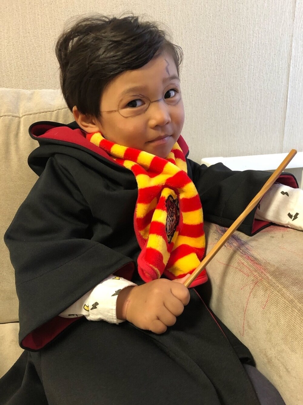 「wearhalloween2019、2019ハロウィン、ハリーポッター、4歳」｜「Toysrusのアイテム（トップス、ブラック系）」を使った、R☺︎さん（キッズ・100cm）の秋コーディネートの1枚目の写真