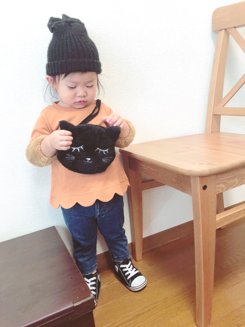 イエロー系のTシャツ/カットソー、ブラック系のショルダーバッグ、ブルー系のその他パンツを着用したキッズの秋コーディネートの1枚目の写真