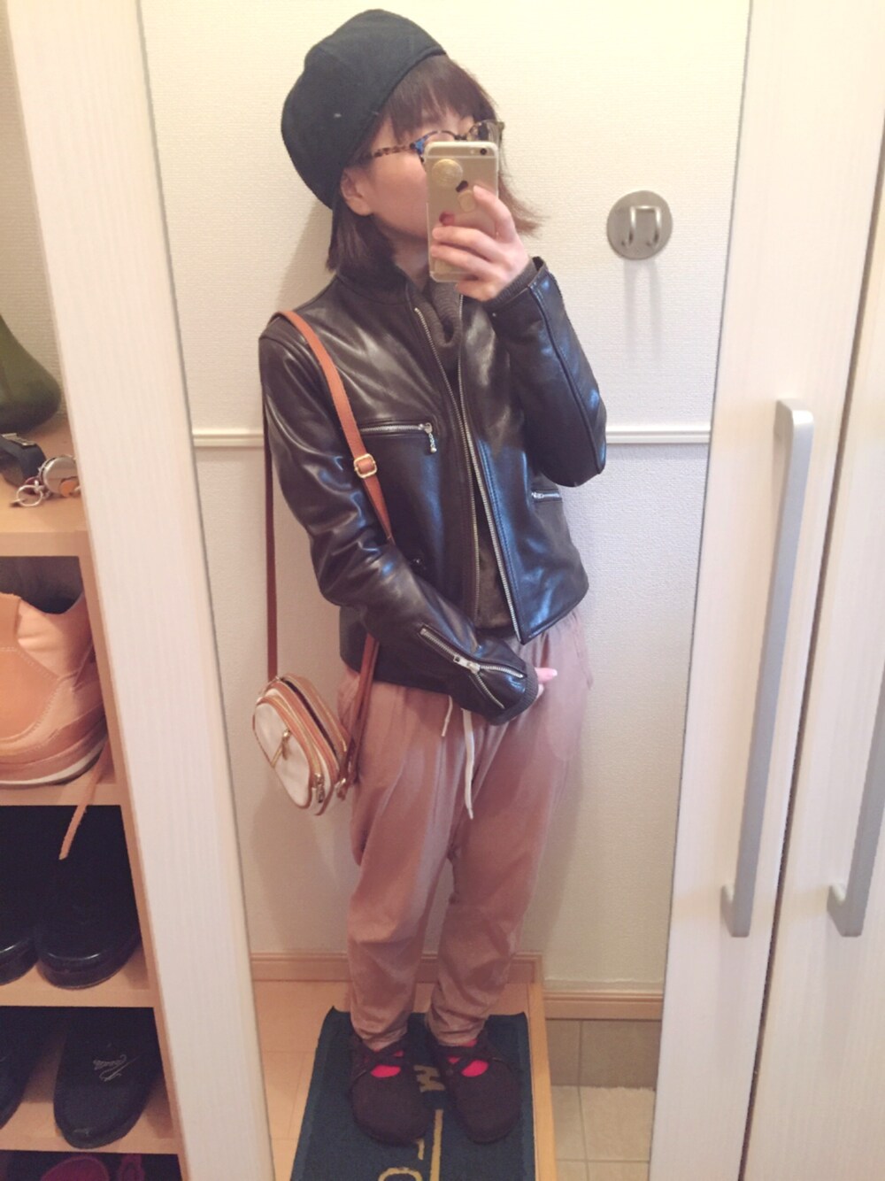 ブラウン系のニット/セーター、ベージュ系のその他パンツ、ブラウン系のサンダルを着用したレディースの冬コーディネートの1枚目の写真