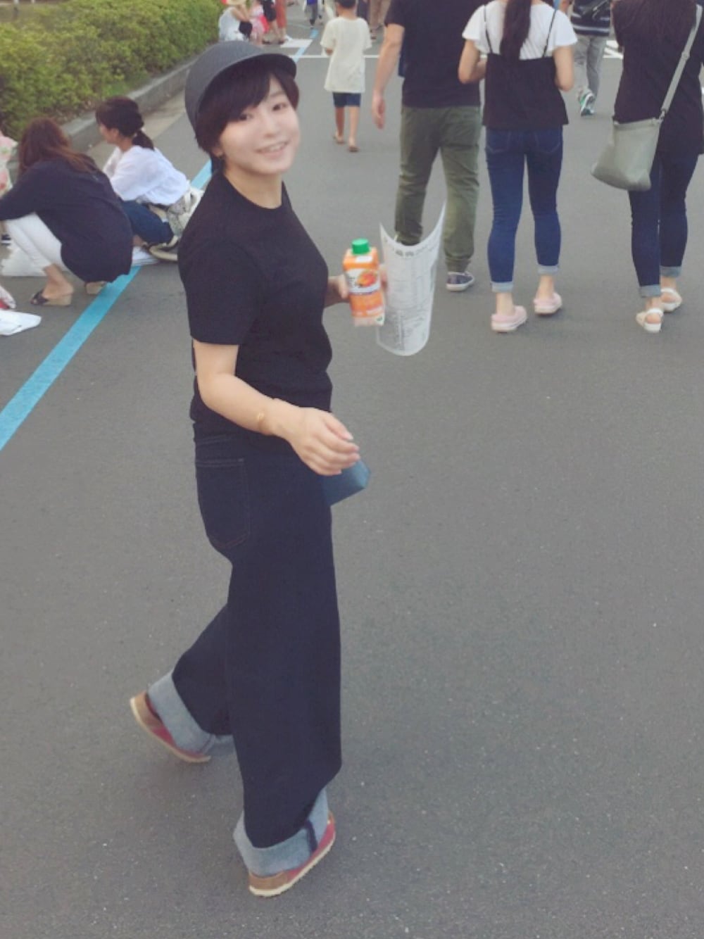 「デニム、パンツスタイル、ワイドパンツ、夏、低身長、ブラック、UNIQLO、キャップ、Tシャツ、サンダル」｜「凹凸のアイテム（帽子、グレー系）」を使った、りさん（レディース・143cm）の夏コーディネートの1枚目の写真