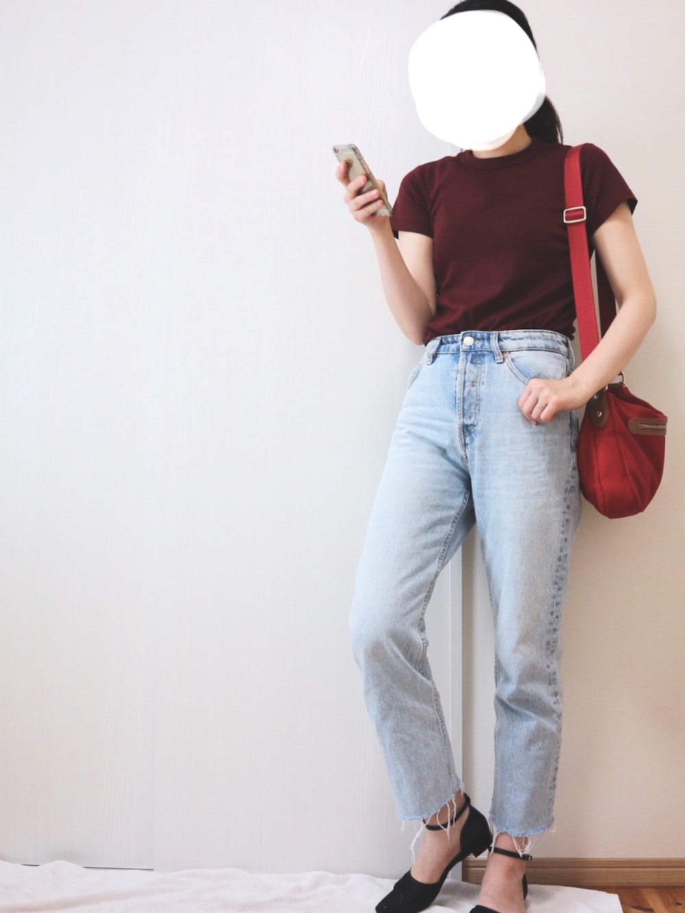 レッド系のTシャツ/カットソー、ブルー系のデニムパンツ、レッド系のショルダーバッグを着用したレディースの夏コーディネートの1枚目の写真