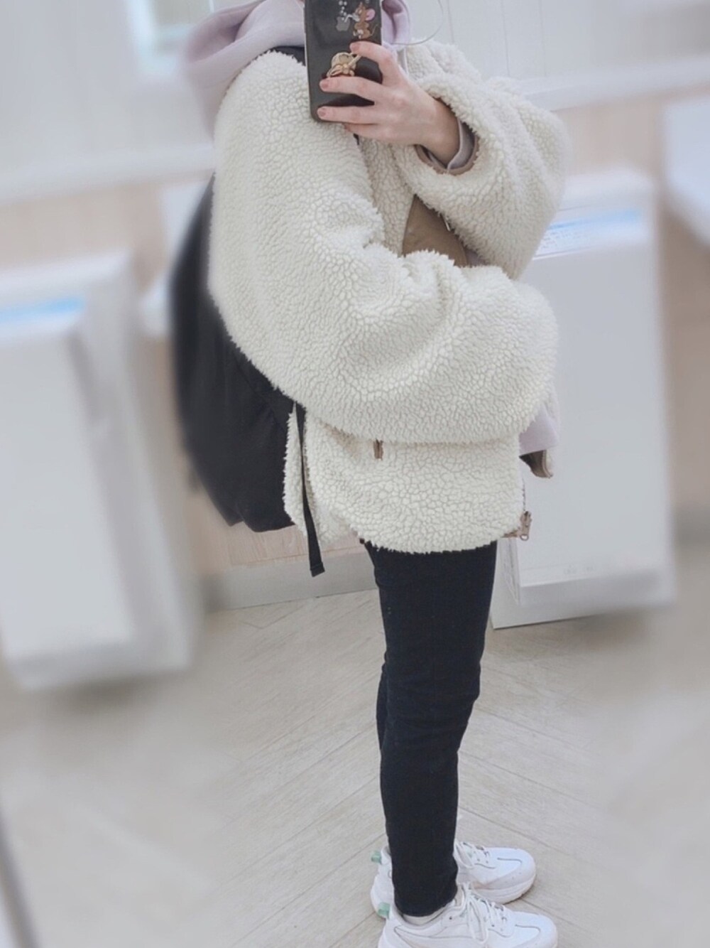「プチプラ、パンツ、低身長、黒スキニー、黒リュック、ユニクロ、パーカー」｜「E hyphen world galleryのリバーシブルボアブルゾン＊（ブルゾン、ホワイト系）」を使った、まめかなさん（レディース・145cm）の冬コーディネートの1枚目の写真