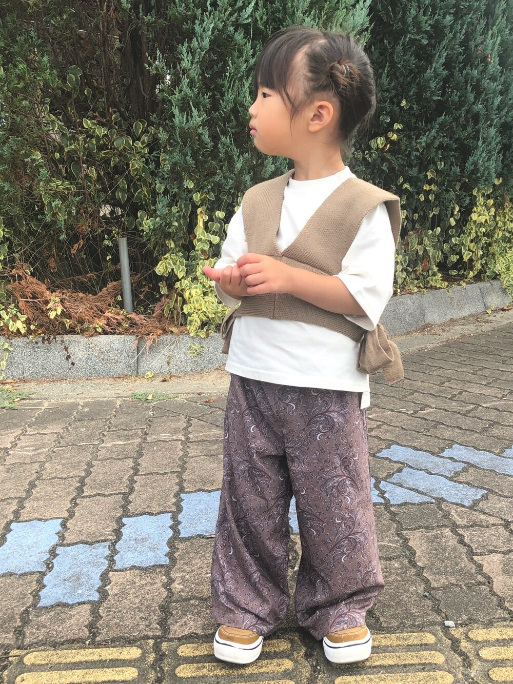 「秋コーデ、ペイズリー」｜「petit mainのニットビスチェ×サイドスリットTシャツセット（Tシャツ/カットソー、ベージュ系）」を使った、Riiiさん（キッズ・90cm）の秋コーディネートの1枚目の写真