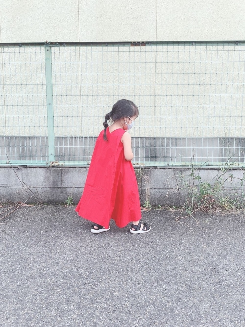 「今日のコーデ、夏、ワンピース、赤、5歳、女の子、5歳女の子、おしゃれさんと繋がりたい」｜「JEANASISの【KIDS】テントラインタックワンピースNS/890411（ワンピース、レッド系）」を使った、yuapiiiさん（レディース・100cm）の夏コーディネートの1枚目の写真