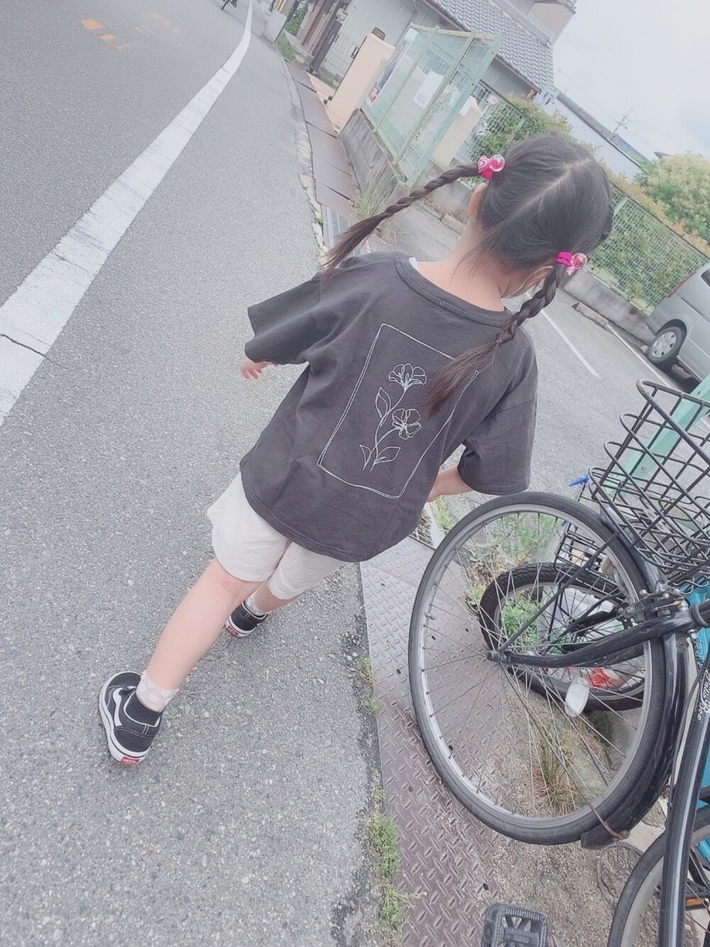 グレー系のTシャツ/カットソー、ホワイト系のその他パンツ、ブラック系のスニーカーを着用したレディースの夏コーディネートの1枚目の写真