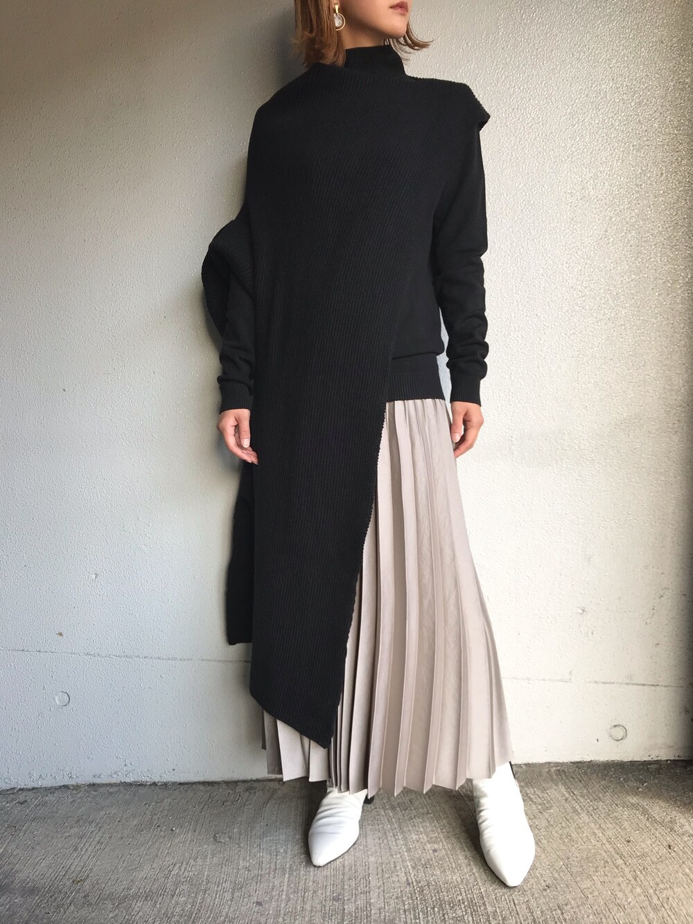 ブラック系のニット/セーターを着用したレディースの冬コーディネートの1枚目の写真