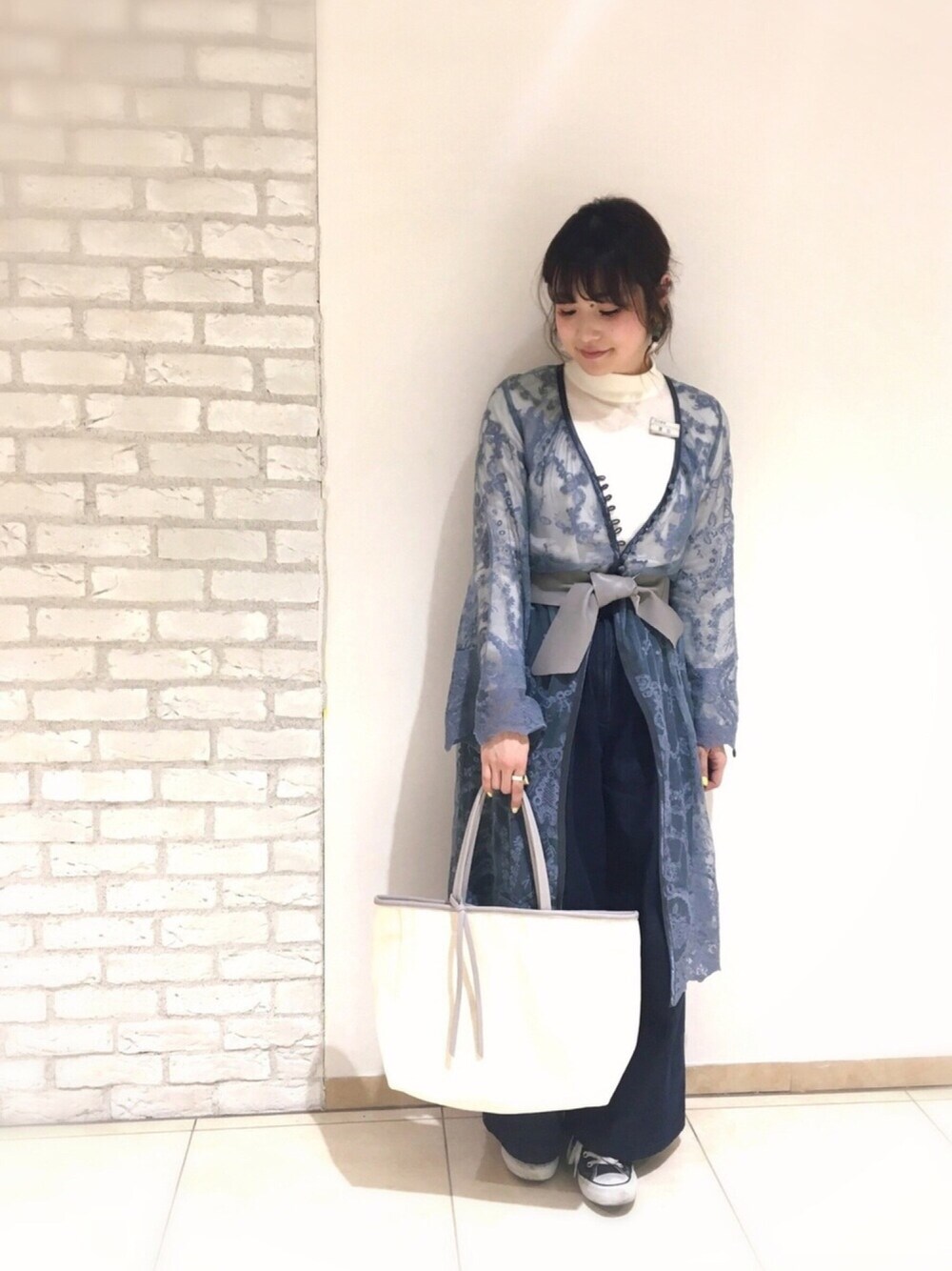 「hitch hike market、moussy、UNIQLO、mystic、KBF、converse、大人カジュアル、グレー、レースガウン」｜「HITCH HIKEのスプリングキャンバスフリートートバッグ（トートバッグ、グレー系）」を使った、guchicoさん（レディース・160cm）の冬コーディネートの1枚目の写真