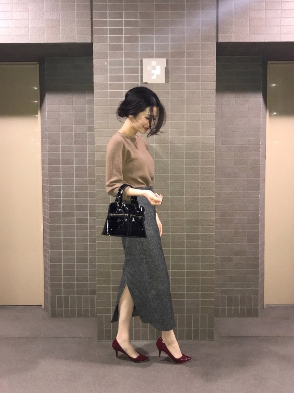 「タイトスカート、ハイウエスト、ロングスカート、おだんごヘアー、ボルドー、秋のコーデ」｜「LOUNIEのアイテム（ニット/セーター、ベージュ系）」を使った、choeさん（レディース・163cm）の秋コーディネートの1枚目の写真