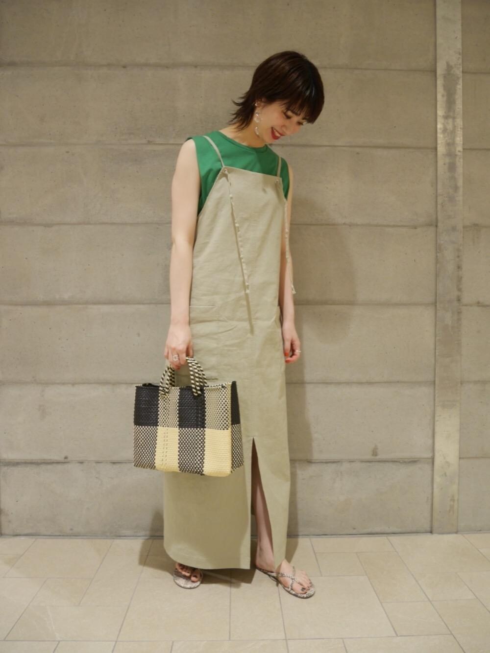 「UNITED ARROWSのUWCC タック ノースリーブ カットソー（Tシャツ/カットソー、グリーン系）」を使った、MARIKO KAMEDAさん（レディース・172cm）の春コーディネートの1枚目の写真