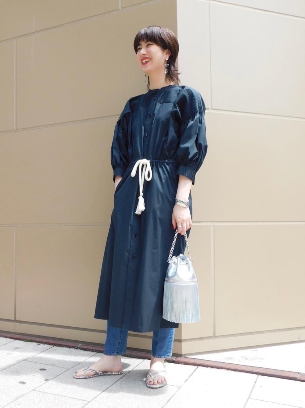 「FILL THE BILLの別注＜FILL THE BILL（フィル ザ ビル）＞ 809 デニムパンツ （デニムパンツ、ブルー系）」を使った、MARIKO KAMEDAさん（レディース・172cm）の夏コーディネートの1枚目の写真
