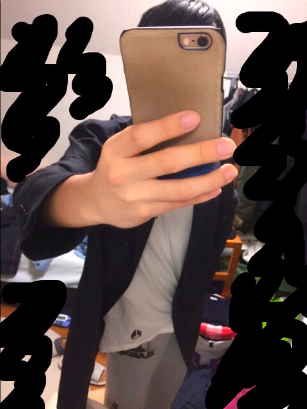 グレー系のチェスターコート、ホワイト系のTシャツ/カットソー、グレー系のスラックスを着用したメンズの春コーディネートの1枚目の写真