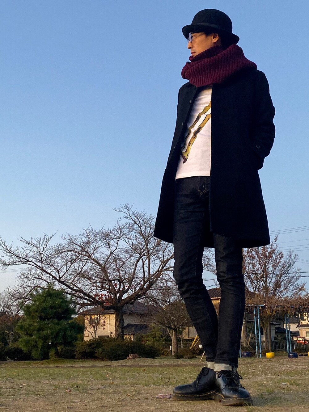 ブラック系のドレスシューズ、ブルー系のその他パンツ、その他のTシャツ/カットソーを着用したメンズの秋コーディネートの1枚目の写真