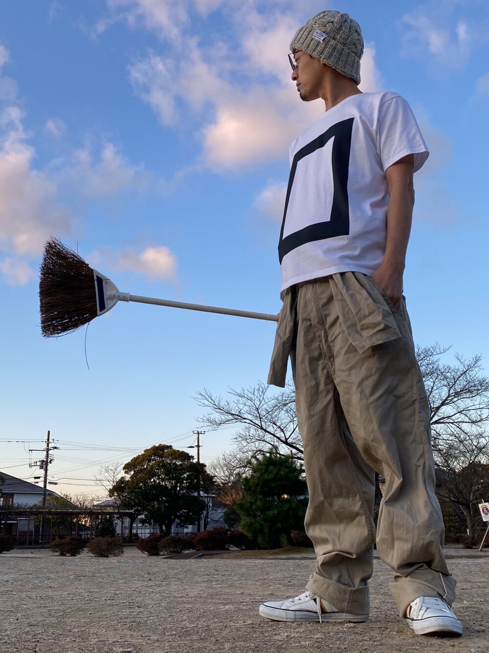 ホワイト系のスニーカー、その他のTシャツ/カットソーを着用したメンズの冬コーディネートの1枚目の写真