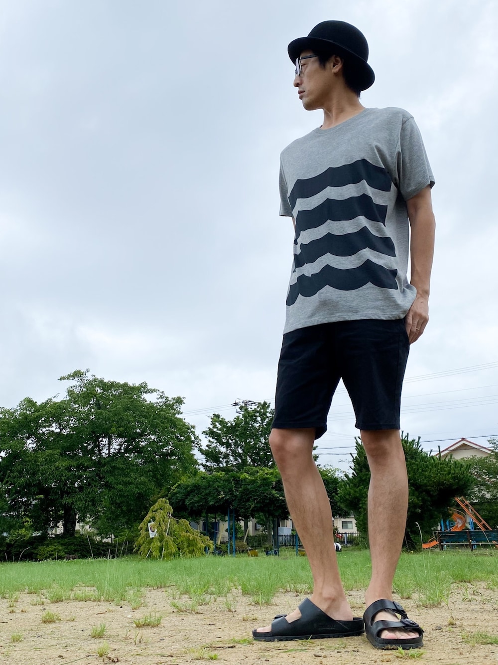 ブラック系のサンダル、その他のTシャツ/カットソーを着用したメンズの夏コーディネートの1枚目の写真