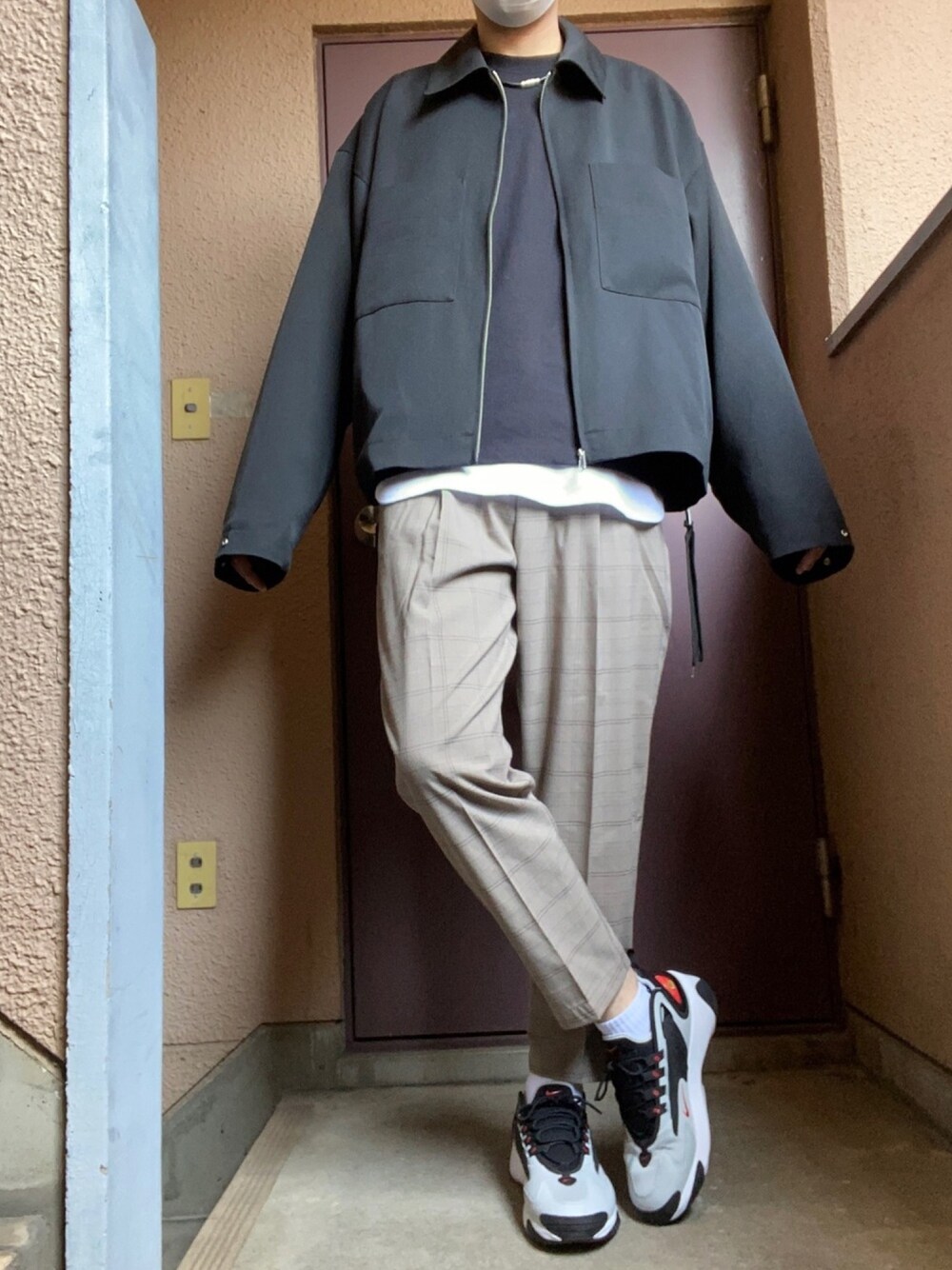 ブラウン系のスラックス、レッド系のスニーカー、ホワイト系のTシャツ/カットソーを着用したメンズの春コーディネートの1枚目の写真