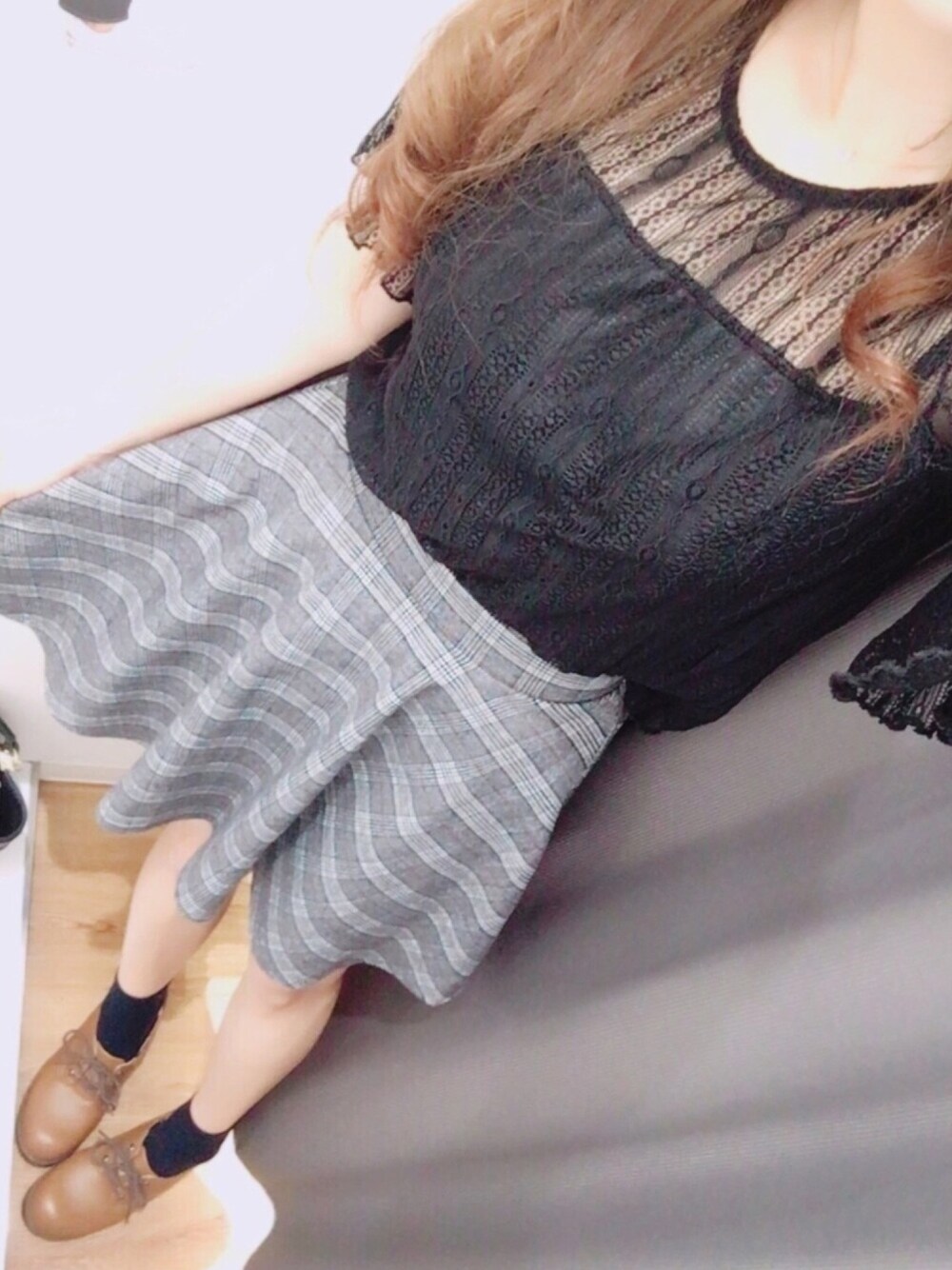 「秋のコーデ、カジュアル、オトナ女子、おしゃれさんと繋がりたい、プチプラコーデ、フレアスカート、レース、ボリューム袖、お買い物、チェック」｜「靴下屋の靴下屋/ 紡毛ゴム長ベタショートソックス（ソックス/靴下、ブラック系）」を使った、chiさん（レディース・164cm）の秋コーディネートの1枚目の写真