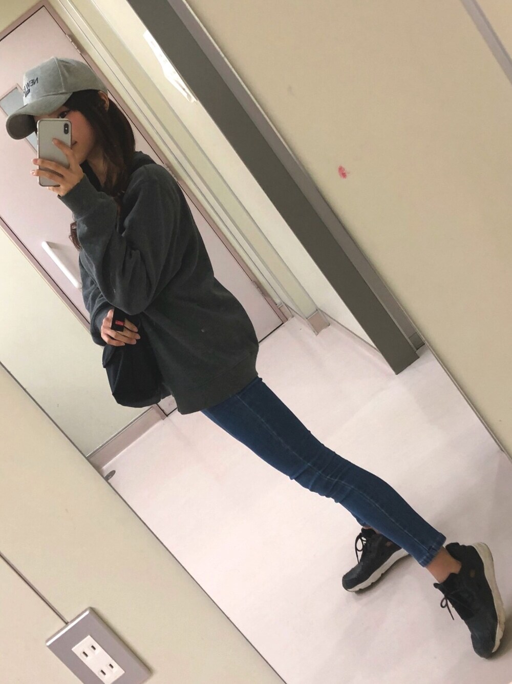 「シンプル、スニーカー、reebok、NIKE、NEW ERA、スポーティ、ストリート、グレー、キャップ、トレーナー」｜「NIKEのNIKE CLUB FRENCH TERRY CREW【SP】（スウェット、グレー系）」を使った、chiさん（レディース・163cm）の秋コーディネートの1枚目の写真