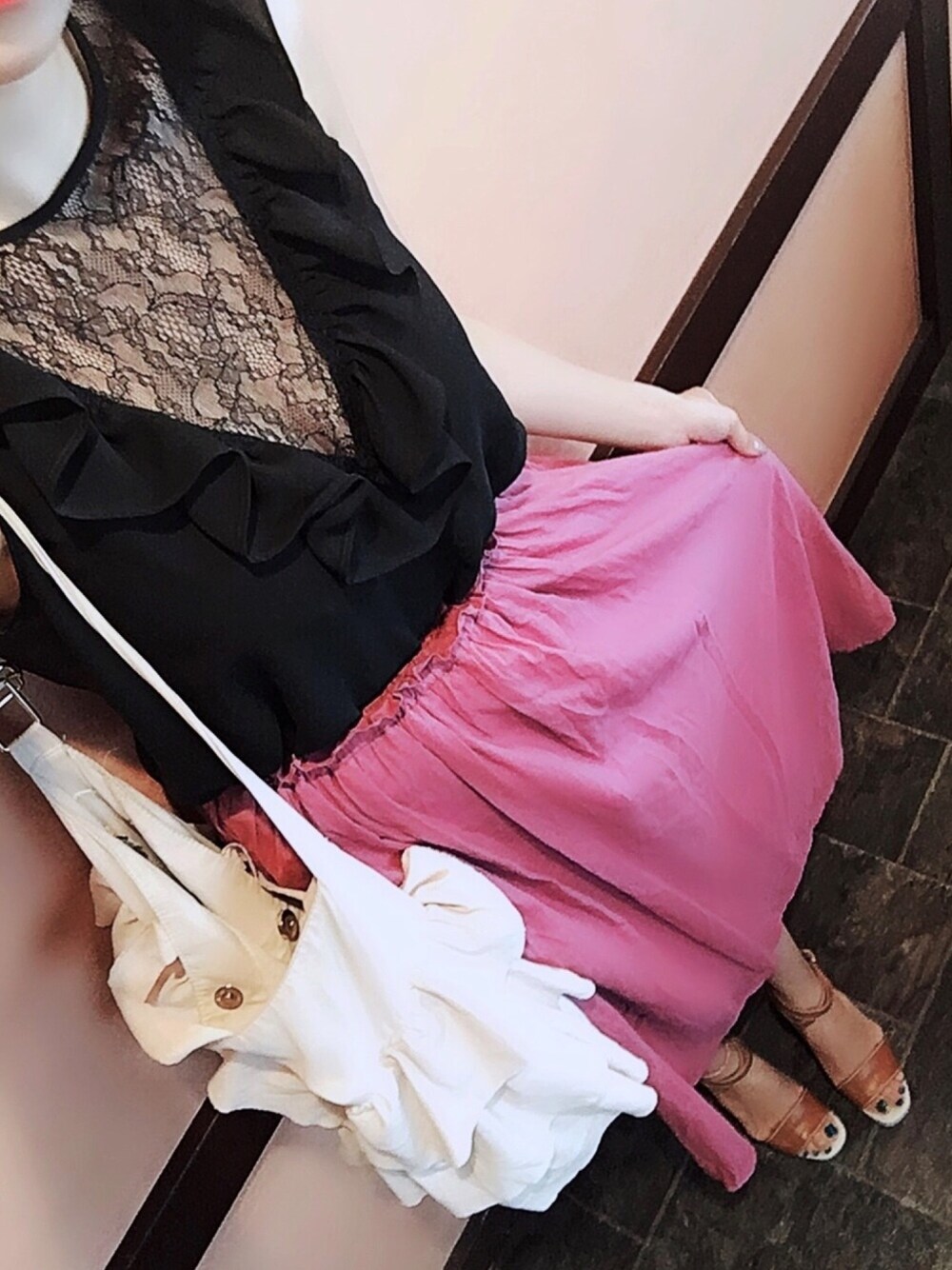 「Vネック、ノースリーブ、ロングスカート、ピンク、ZARA、プチプラ、パープル、大人かわいい、フリル」｜「ZARAのアイテム（キャミソール、ブラック系）」を使った、chiさん（レディース・164cm）の秋コーディネートの1枚目の写真